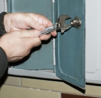 ремонт дверцы металлического шкафа