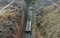 Прокладка стальной трубы для кабеля в земле.